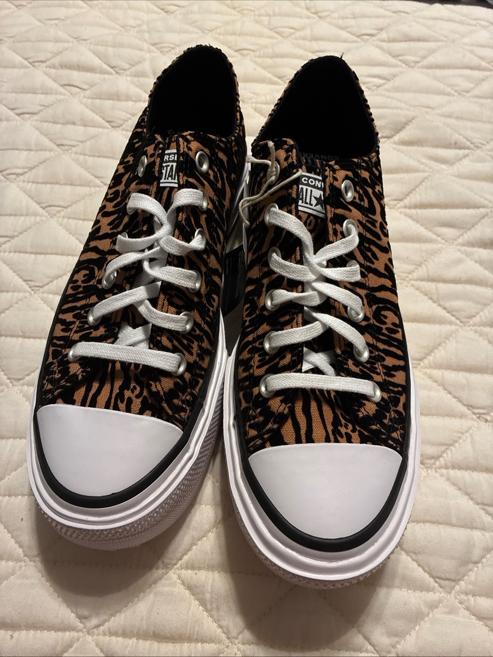 Converse ladies double stack platform leopard Chuck Taylor sneaker Sz 10
